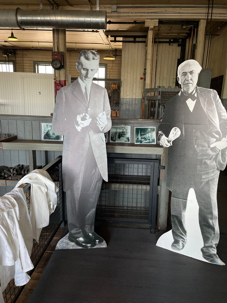 Cardboard cutouts of NikolaTesla and Thomas Edison